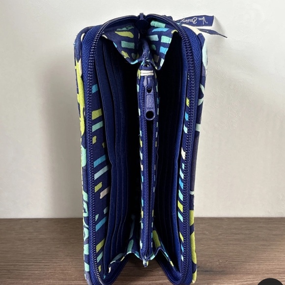 Vera Bradley Katalina Blues Floral Large Zip Around Quilted Accordion Wallet - Picture 3 of 6